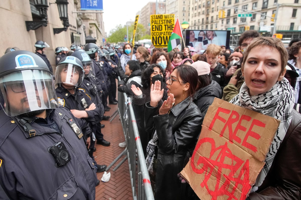 Policiais patrulham o campus da Universidade de Columbia, em Nova York, em meio a protestos de manifestantes pró-palestinos 