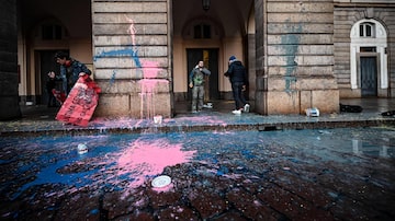 TOPSHOT - Environmental activist from the "Last Generation" (Ultima Generazione) group smear with paint the facade of the La Scala theatre during a group's action in Milan on December 7, 2022, aiming at raise awareness about climate change on the day of La Scala's new season's opening. (Photo by Piero CRUCIATTI / AFP). Foto: Piero Cruciatti/AFP