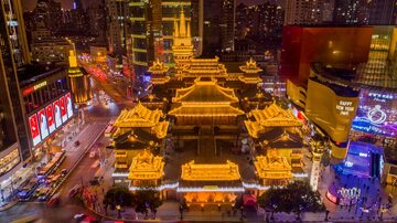 Vista aérea mostra o famoso ponto turístico de Xangai Jing, um templo no centro de Xangai, na China. Foto: ALEX PLAVEVSKI / EFE