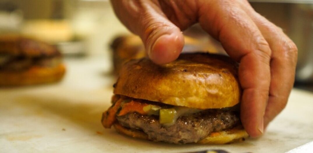 Burg. O cheeseburger servido em pão artesanal da celebrada Tartine Bakery custa US$ 4. Foto: Divulgação