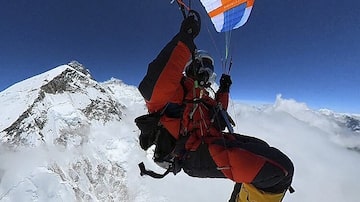 Pierre Carter obteve autorização para saltar de ponto próximo do topo do Everest. Foto: Pierre Carter / AFP