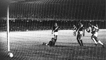 Andrada, goleiro do Vasco, lamentou o gol marcado por Pelé. Foto: Arquivo/Estadão