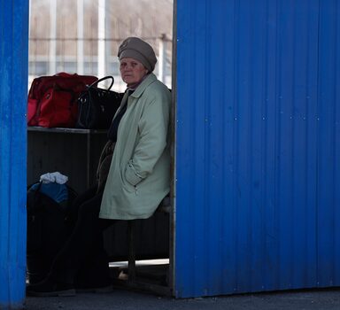 Refugiada ucraniana chega na cidade de Bilohorodka, a oeste de Kiev