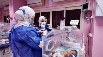 Egyptian medics provide care to premature Palestinian babies, recently evacuated from the Gaza Strip, at a hospital in al-Aris in the North Sinai Governorate of Egypt on November 22, 2023. Twenty-nine premature babies arrived in Egypt on November 20, after they were evacuated from Gaza's Al-Shifa hospital which has become a focal point of Israel's war with Hamas. (Photo by Khaled DESOUKI / AFP)