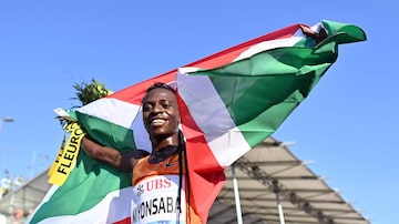 Francine Niyonsaba bateu o recorde dos 2000m e se tornou a primeira atleta com diferença no desenvolvimento sexual a quebrar um recorde mundial. Foto: Fabrice Coffrini/AFP
