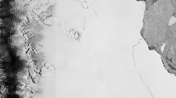 Imagem da Agência Espacial Europeia (ESA, na sigla em inglês) revela o iceberg momentos antes de se separar da plataforma Larsen C, na Península Antártica. Foto: ESA