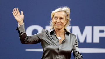 FILE PHOTO: Former tennis star Martina Navratilova waves to the crowd as she is honored during the opening ceremony of the U.S. Open tennis tournament in New York August 30, 2010. REUTERS/Lucas Jackson/File Photo. Foto: REUTERS/Lucas Jackson/File Photo