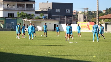 jogadores treinam com banner de Richarlison ao fundo. Foto: Samuel Gomes/Nova Venécia FC