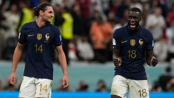 France's Adrien Rabiot, left, and France's Dayot Upamecano celebrate after the World Cup quarterfinal soccer match between England and France, at the Al Bayt Stadium in Al Khor, Qatar, Sunday, Dec. 11, 2022. (AP Photo/Frank Augstein). Foto: Frank Augstein/AP Photo