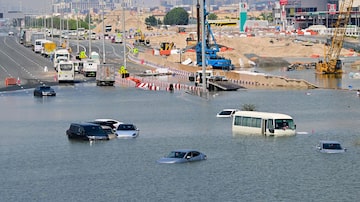 Nesta quinta-feira, 18, carros permaneciam submersos em ruas de Dubai após as fortes chuvas que atingiram o país desde segunda-feira, 15. Foto: Giuseppe Cacace/GIUSEPPE CACACE
