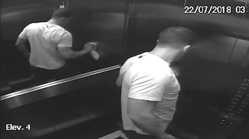 Câmera flagrou momento em que professor limpa o elevador após levar o corpo para apartamento. Foto: Divulgação/Ministério Público-PR
