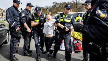 Ativista sueca Greta Thunberg é presa em Haia, na Holanda, após bloquear estrada 
