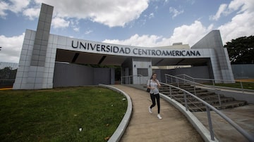 A woman leaves the Jesuit Central American University (UCA) in Managua, Nicaragua August 16, 2023. REUTERS/Stringer