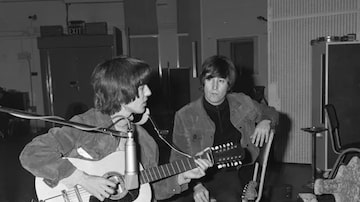 George Harrison e John Lennon com o violão Hootenanny. Foto: Julien's Auctions/Beatles Photo Library