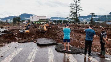 People stand by a road destroyed by the floods at Roca Sales in Rio Grande do Sul, Brazil, May 4, 2024. REUTERS/Diego Vara. Foto: Diego Vara
