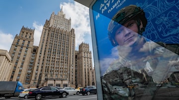 Cartaz anuncia conscrição na Rússia; ministro da Defesa Sergei Shoigu afirma que mais de 50 mil pessoas entraram no serviço militar desde o começo de 2024.

