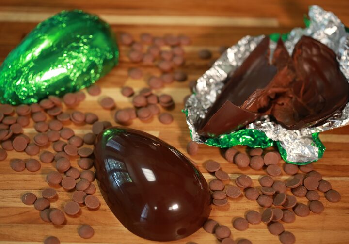 Faça em casa: ovo de casca de chocolate simples ou trufada.
