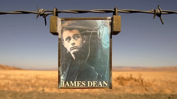 Retrato do ator James Dean, em cerca no cruzamento das rodovias 46 e41. Foto: Robert Galbraith/ Reuters