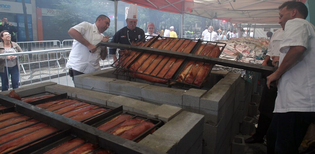 Na Rua. Rueda prepara porco San Zé na edição 2013. Foto: Werther Santana/Estadão