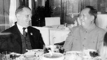 Prestes se encontra com Mao Tsé-tung na China, em 1959. Foto: Atlanctica/Divulgação