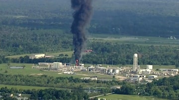 Fumaça negra sai da fábrica de produtos químicos Arkema, perto de Houston, afetada pela tempestade Harvey. Foto: AP