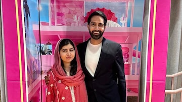 Malala e seu marido Asser Malik posam em 'caixa da Barbie'. Foto: Reprodução/Instagram/@Malala