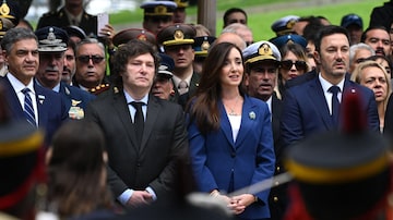 O presidente Javier Milei e sua vice, Victoria Villarruel, durante evento que homenageia os mortos na guerra das Malvinas