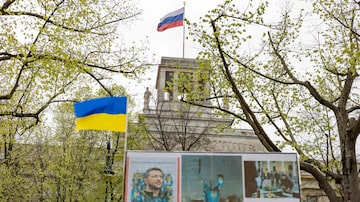 A makeshift memorial to war victims and a tribute to the Ukrainian President Volodymyr Zelensky is seen outside the Russian embassy in Berlin, on April 25, 2023. (Photo by Odd ANDERSEN / AFP). Foto: Odd Andersen/AFP