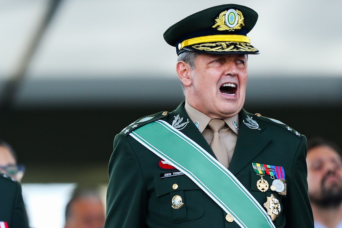 O comandante do Exército, general Tomás Ribeiro Paiva participa da cerimônia em comemoração ao Dia do Soldado no Quartel-General da Força Terrestre, em Brasília