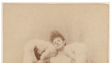 Élisabeth Greffulhe, assunto da mostra da Palais Galliera, em Paris. Na foto, ela veste um vestido e um casaco feitos com pele de cordeiro, por volta de 1886. Foto: Otto/Galliera/ Roger-Viollet