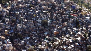 Favela da Rocinha, no Rio de Janeiro. A maior parte dos brasileiros - 111,27 milhões - vive em uma estreita faixa de apenas 150 quilômetros de largura ao longo de todo o litoral do Brasil. Foto: Fábio Motta/Estadão