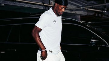 Jimmy Butler chega ao jogo do Miami Heat vestindo camisa do Santos. Foto: Reprodução/Miami Heat Instagram