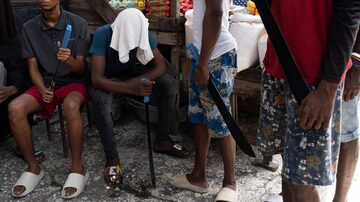 Men with machetes, part of "Bwa Kale," an initiative to resist gangs from getting control of their neighborhood, hold their machetes, in the Delma district of Port-au-Prince, Haiti, Sunday, May 28, 2023. (AP Photo/Ariana Cubillos). Foto: Ariana Cubillos / AP