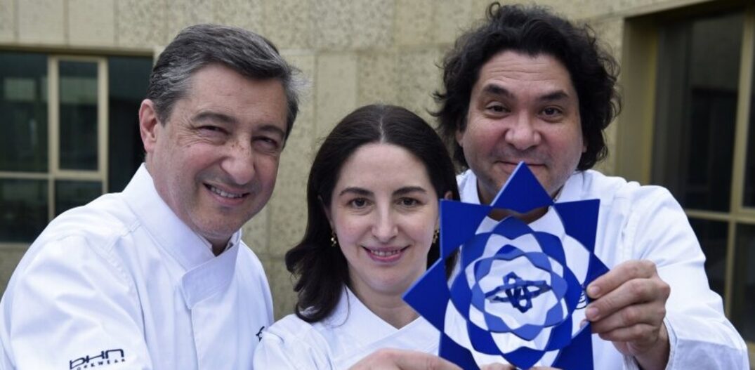 Joan Roca, Elena Arzak e Gastón Acurio juntos em prêmio basco. Foto: Ander Gillenea|AFP