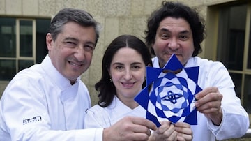 Joan Roca, Elena Arzak e Gastón Acurio juntos em prêmio basco. Foto: Ander Gillenea|AFP