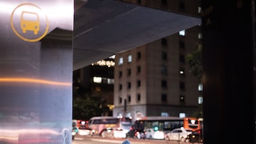 Em ponto de ônibus em frente ao MASP, na Av. Paulista, mulher aguarda tentando se proteger do frio. Temperatura registrada pelaestação automática na madrugada de sábado, 6, foi de7,4ºC. Foto: Daniel Teixeira/Estadão