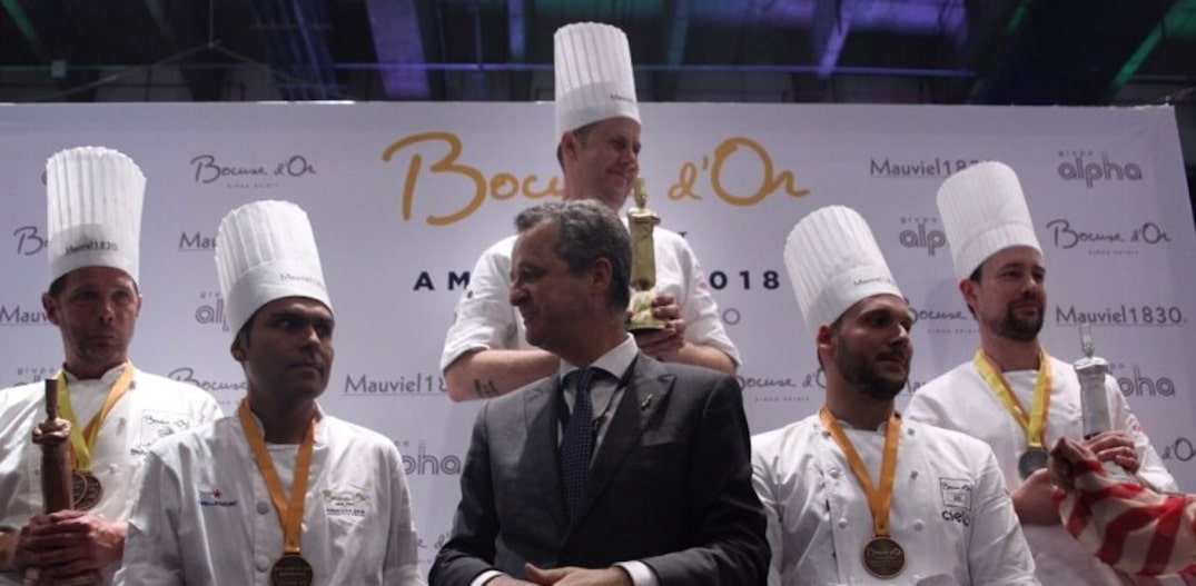 Luiz Filipe Souza (2º da dir. à esq.) no pódio ao lado dos outros quatro candidatos que irão ao Bocuse d'Or na França em 2019. Foto: Marcela Terra