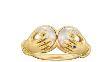 Um dos anéis da coleção Erótica, da joalheria Sauer, Vênus é feito em ouro amarelo 18k, pérolas, safira, rubi e diamantes. Foto: Marcos Vianna/Divulgação