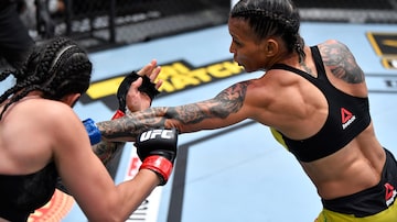 Mar 6, 2021; Las Vegas, NV, USA;  Amanda Lemos of Brazil punches Livinha Souza of Brazil in their strawweight fight during the UFC 259 event at UFC APEX on March 06, 2021 in Las Vegas, Nevada.  Mandatory Credit: Jeff Bottari/Handout Photo via USA TODAY Sports. Foto:  Jeff Bottari/Handout Photo via USA TODAY Sports