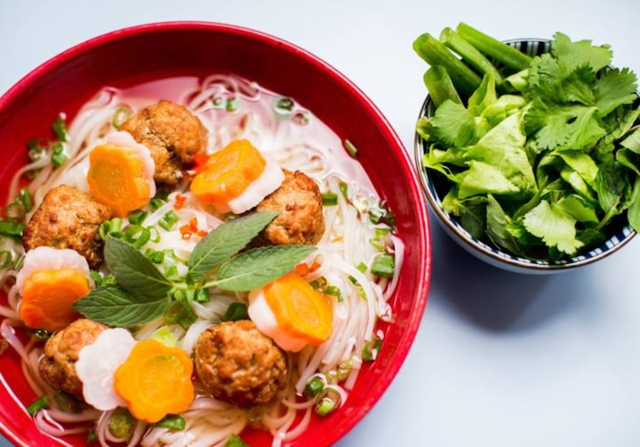 Bun Cha, sopa vietnamita com almôndegas de porco.