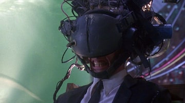 Keanu Reeves em 'Johnny Mnemonic: O Cyborg do Futuro' (1995), adaptação de um influente conto de William Gibson. Foto: Columbia Tristar Pictures