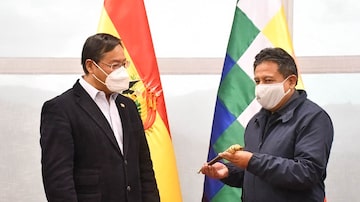 Preisdente da Bolívia, Arce (esquerda) entrega o comando temporário do país ao vice, David Choquehuanca, enquanto viaja ao Brasil. Foto: Reprodução / Twitter / Luis Arce