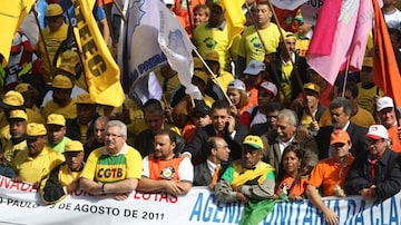 Protesto reúne 15 mil pessoas em ato das centrais sindicais na Av. Paulista, em São Paulo. Foto: Nilton Fukuda/AE