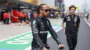 Mercedes' British driver Lewis Hamilton looks on during the Formula One Chinese Grand Prix at the Shanghai International Circuit in Shanghai on April 21, 2024. (Photo by Andres Martinez Casares / POOL / AFP). Foto: Andres Martinez Casares/AFP