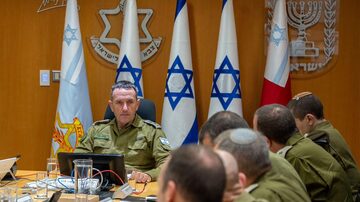 Chefe do Estado-Maior das Forças de Defesa de Israel, tenente-general Herzi Halevi, em reunião na base militar de Kirya. 