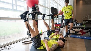 Piris da Motta faz exercício ao lado de Arão e Rodrigo Caio. Foto: Alexandre Vidal/Flamengo
