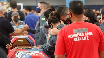 Seis bombeiros civis mortos após desabamento de grutaforam velados em ginásio de Batatais. Foto: Joel Silva/Foto Arena