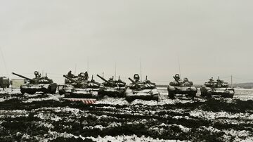 Tanques russos na fronteira com a Ucrânia; mobilização de 100 mil homens. Foto: AP