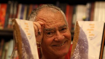 O escritor Menalton Braff em 2010. Foto: Celio Messias/Estadão
