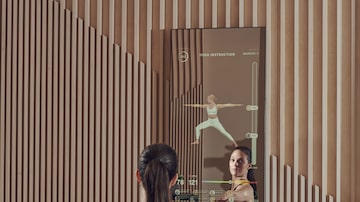 Usuários do Mirror podem ver seu corpo inteiro enquanto realizam os exercícios, e também uma imagem menor do instrutor. Foto: Vincent Tullo para The New York Times